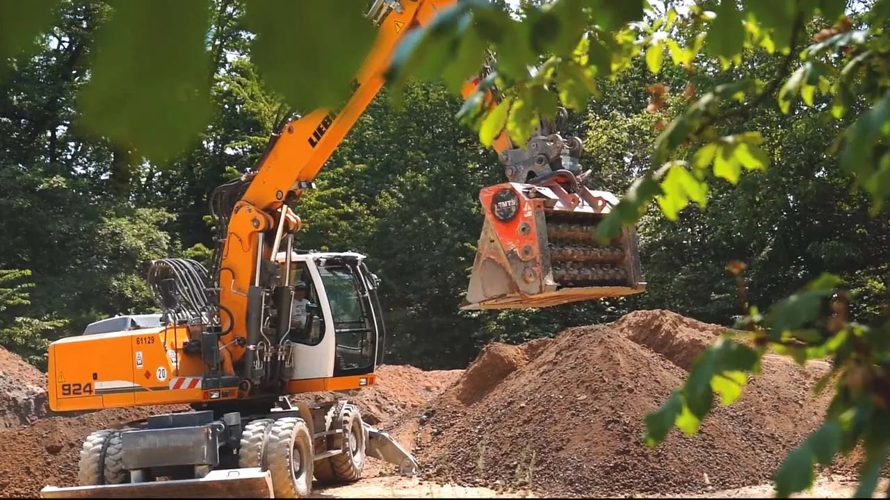 Dynamische Drohnenaufnahme einer Baustelle der Bauunternehmung Albert Weil, Videoreferenz von NEXAS Media.