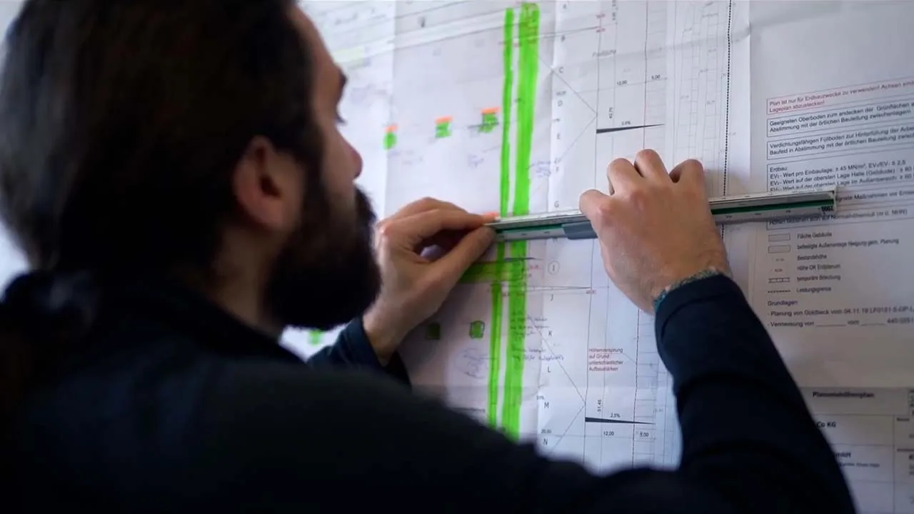 Vermessungstechniker Robert Georg Piecha auf der Baustelle, Videoreferenz von NEXAS Media.