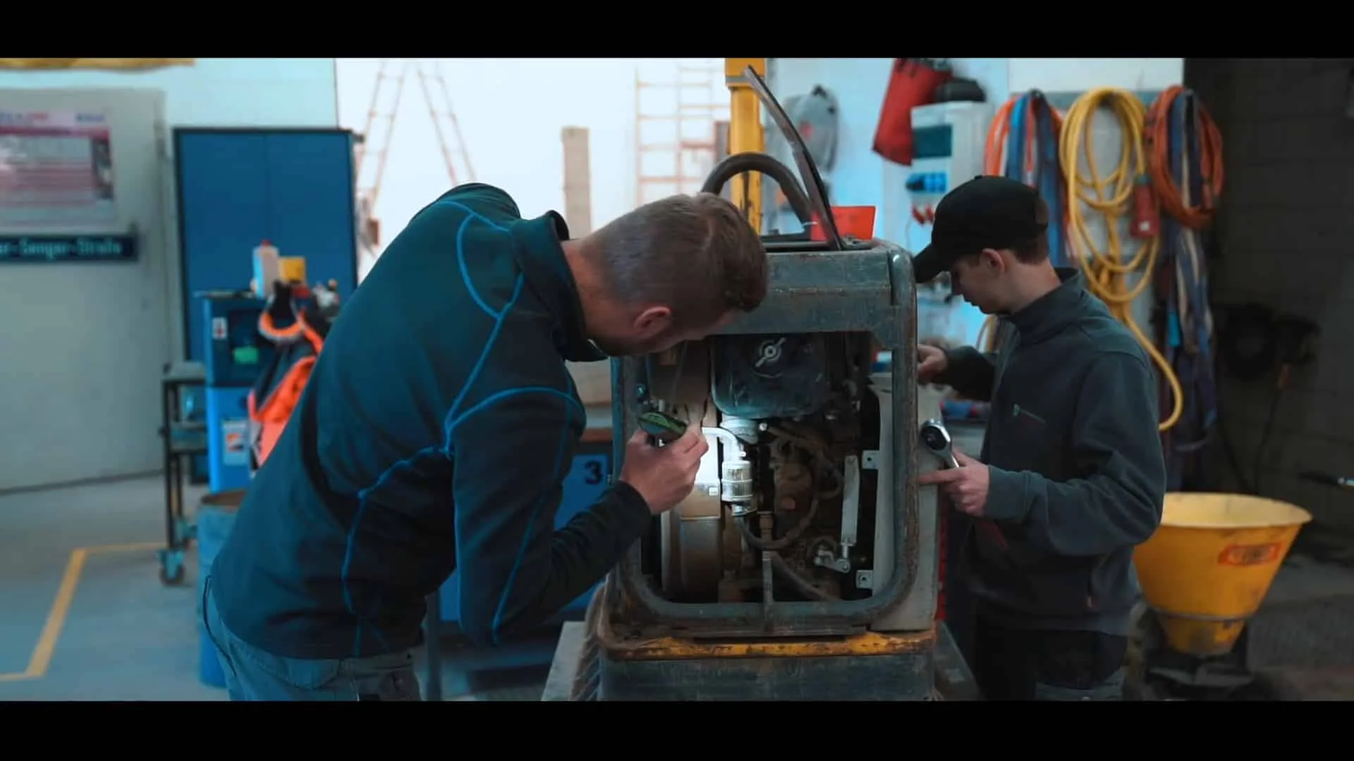 Mitarbeiter bei der Arbeit in der Albert Weil Werkstatt, Eindruck aus dem Video von NEXAS Media.
