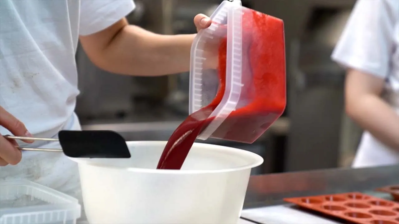 Azubi Bäcker Werkstatt: Szene aus dem Videoprojekt Recruiting-Video Bäckerei Huth, Ausbildung Handwerk von NEXAS Media