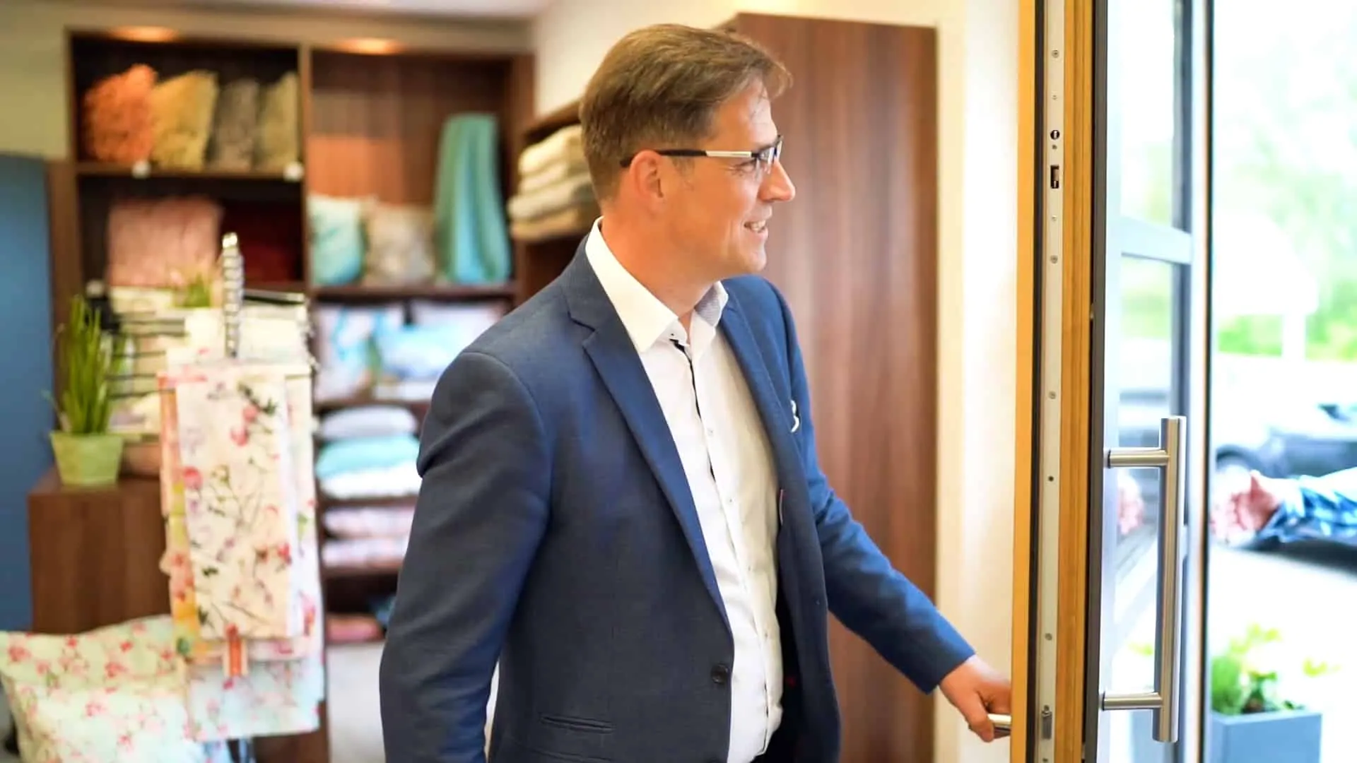 Kundin im Beratungsgespräch: Szene aus dem Videoprojekt Imagefilm Betten Günther, Gesunder Schlaf von NEXAS Media