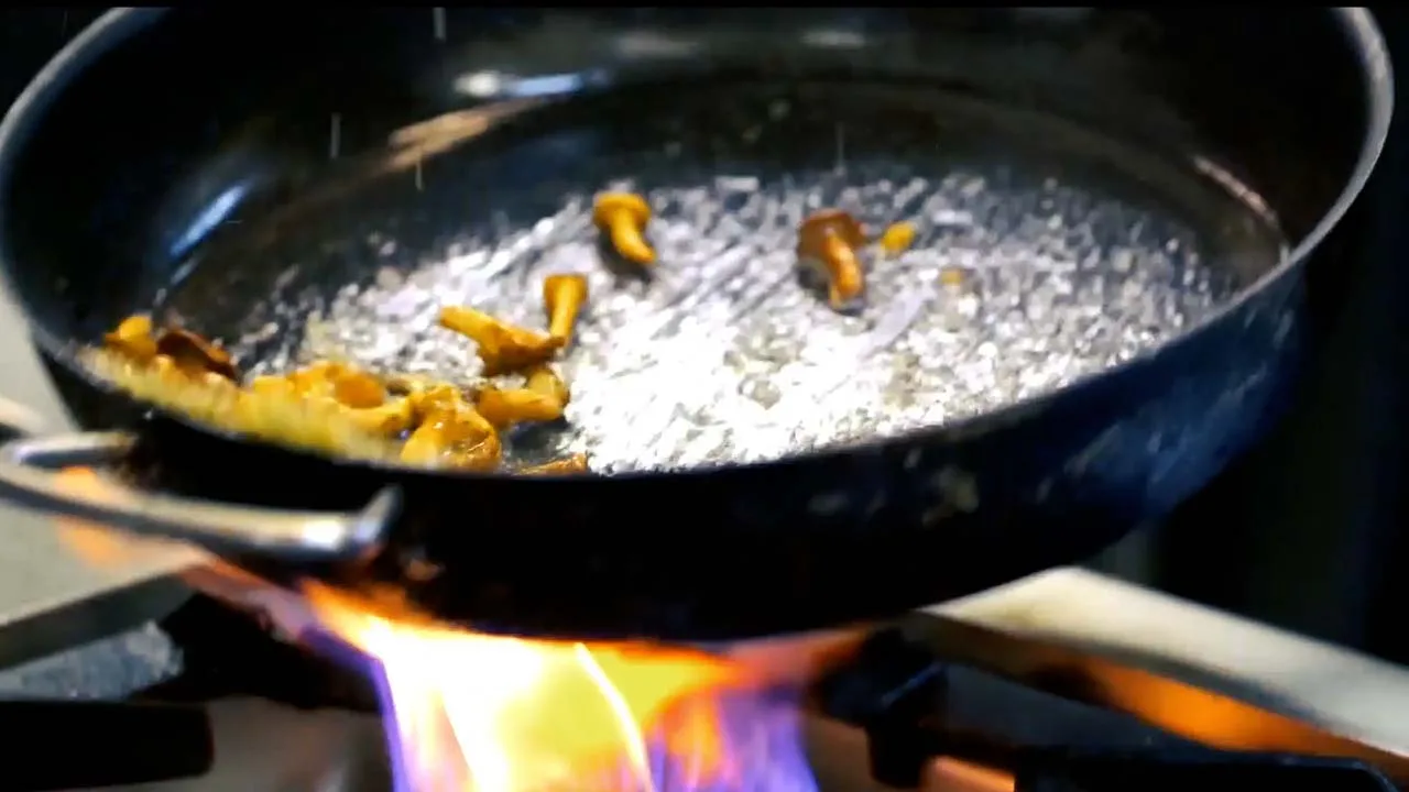 Speisen im Restaurant des Dom Hotels Limburg, Videoreferenz von NEXAS Media.