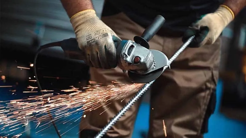 Arbeiter im Biegbetrieb der Eisen-Fischer GmbH & Co. KG.