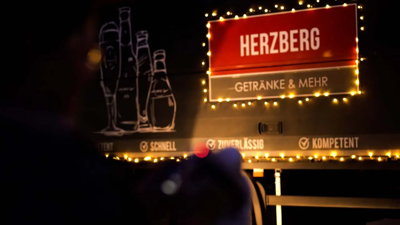 Menschen auf der Straße, Szene aus einem Kinospot von NEXAS Media