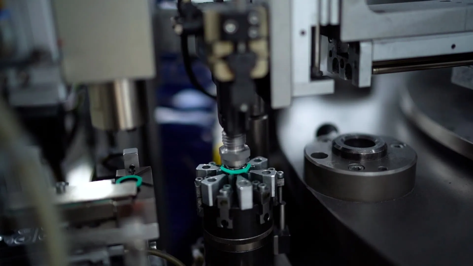 Sensorik Detail Fertigung: Szene aus dem Videoprojekt Imagefilm Hydrotechnik GmbH Limburg von NEXAS Media