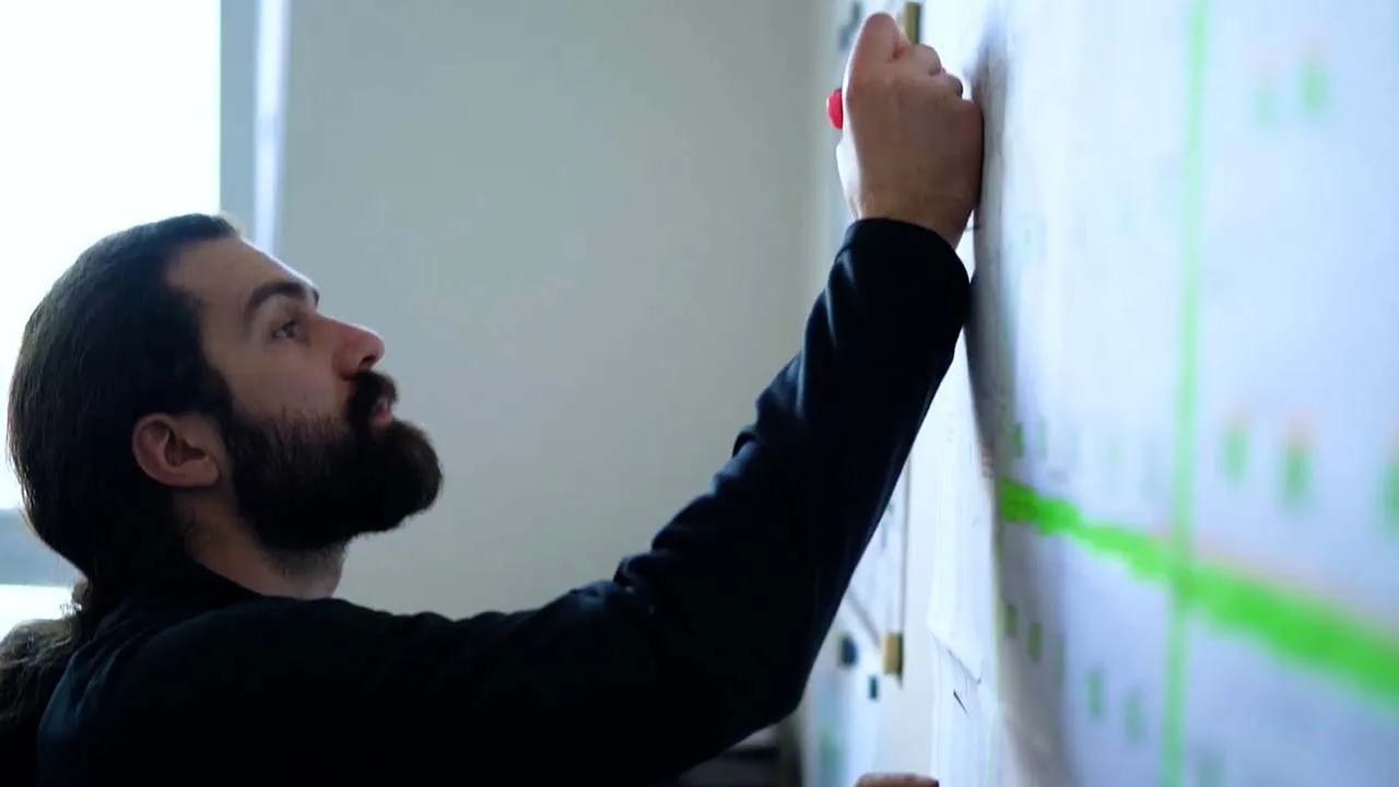 Videoposter: Ein Tag mit einem Vermessungstechniker, Imagefilm-Referenz von NEXAS Media