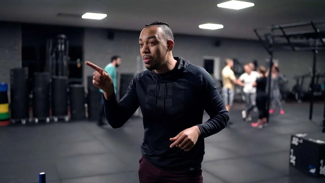 Trainerin der Sportbox bei einer Functional-Training-Übung.
