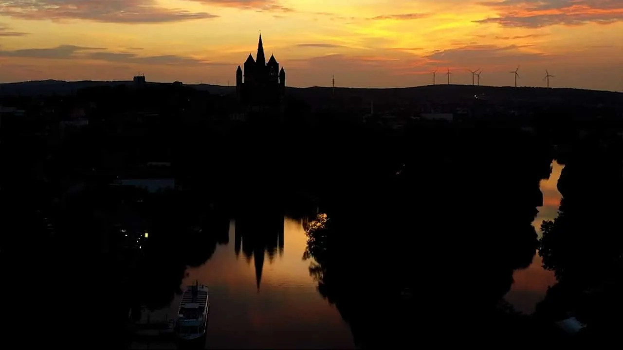 Lahnufer Stadtansicht: Szene aus dem Videoprojekt Tourismus-Imagefilm Stadt Limburg an der Lahn von NEXAS Media