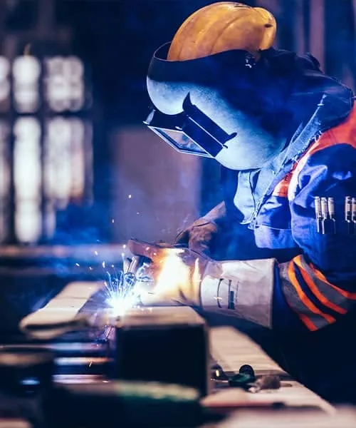 Handwerker beim Flexen während eines Job-Portrait-Drehs